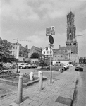 881006 Gezicht op de parkeerplaats aan de Korte Nieuwstraat te Utrecht, met rechts op de achtergrond de Domtoren.